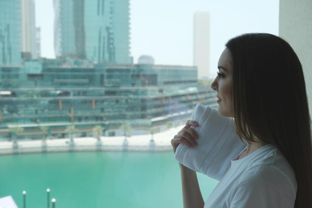 Charthouse Bahrain Hotel Manama Exterior photo A woman in Dubai